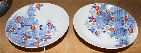 A pair of Nabeshima style dishes, 19th/20th century(-)